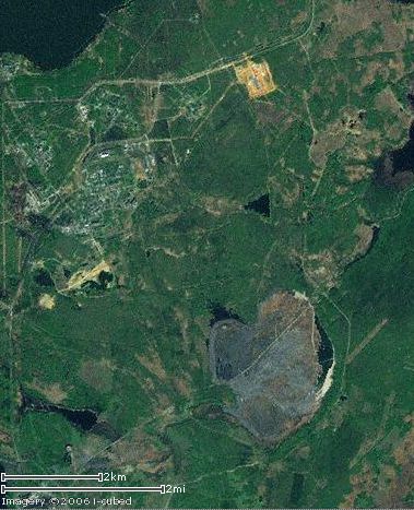 Die Atomanlage Majak auf einem Satellitenbild. Sdlich davon liegt der zubetonierte See Karatschai